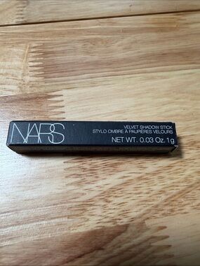 NARS Velvet Shadow Stick – Black